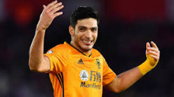 Raúl Jiménez presenta la nueva playera del Wolverhampton