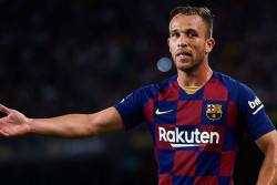 Arthur no volvió de Brasil y los abandona previo a la Champions