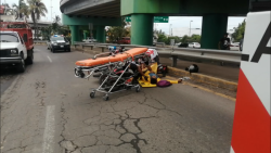 Motociclista derrapa y se lesiona
