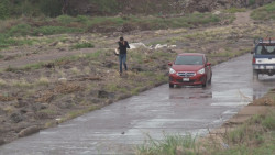 Con lluvias...cruzan por en medio del río