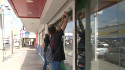 Bajo medidas de sanidad reabren comercios