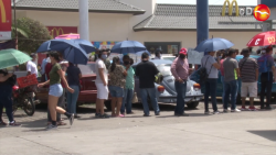 Sin sana distancia, hacen largas filas afuera de bancos