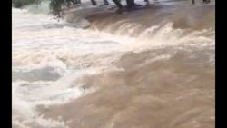 Hombre es arrastrado por cauce de la represa de Siqueros