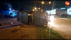 Aparatosa volcadura, al parecer el conductor estaba ebrio
