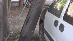 Poste a punto de caer sobre carros...o peatones