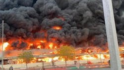 Arde en llamas un mercado en los Emiratos Árabes Unidos. Mira los videos