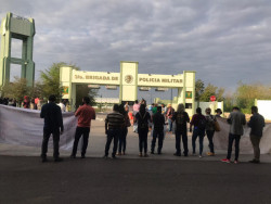 Esperan por horas al presidente....y nada más lo ven pasar