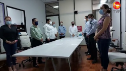Un minuto de silencio y aplausos a caídos por COVID-19