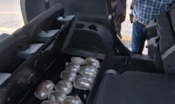 Detectan droga oculta en camioneta, hay un detenido