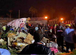 Al menos 14 muertos y 15 gravemente heridos por avión que se estrelló al aterrizar en la India