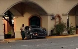 Pierde el control y se impacta contra acceso de “Privada”