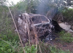 Localizan carro calcinado...todavía echaba humo