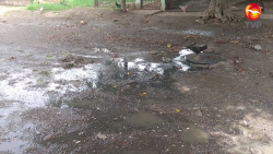 Cada que llueve alcantarilla se rebosa de aguas negras