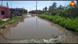 Lluvias deja calles intransitables en Teacapán