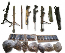 Tras operativo aseguran armas, lanzacohetes y vehículo con reporte de robo