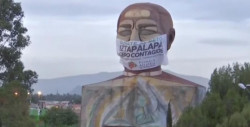Ponen cubrebocas a la cabeza gigante de Benito Juárez