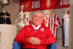 Victor Manuel Vucetich es presentado con Chivas