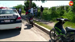 Choque doble, dos motocicletas impactan automóvil