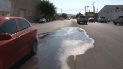 Brota agua del pavimento