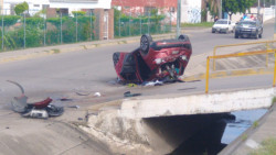 Fuerte volcadura se registró en Av. Francisco Solís