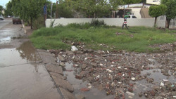 Viven entre escombros y aguas negras