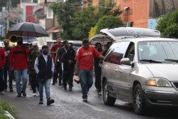 El cementerio donde los dolientes entierran a sus muertos con sus propias manos