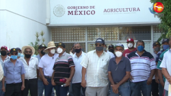 Toman ahora las instalaciones de la Conapesca