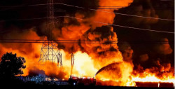 Video: Incendio consume fábrica de plásticos en Texas, Estados Unidos