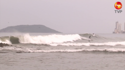 Surfistas aprovechan alto oleaje en las playas de Mazatlán