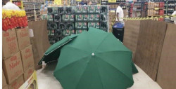 Hombre muere en supermercado y lo cubren con paraguas y cajas para poder seguir vendiendo