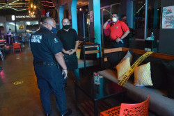 Realizan autoridades operativo en bares de Mazatlán
