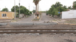 Vecinos demandan conclusión de reparación de vías del tren