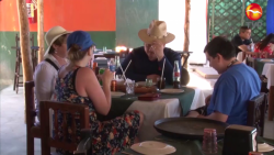 'Reinventarse', la apuesta que mantiene 'a flote' a restauranteros