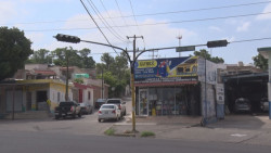 Sin funcionar semáforos en cruce de la colonia Las Vegas