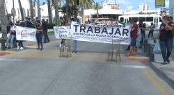 Bloquean avenida para que se les permita trabajar