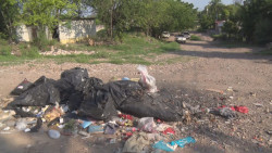 La basura la queman en mitad de calle