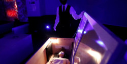 15 minutos viendo cadáveres dentro de un ataúd, la nueva tendencia japonesa para liberarse del estrés