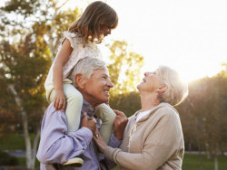 Debemos festejar a los abuelitos en su día  pero con distancia