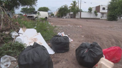 Por si no fuera suficiente la calle en malas condiciones...ahora llena de basura