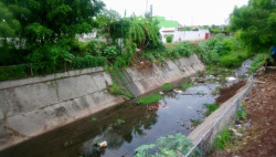 Arroyo con basura y agua estancada