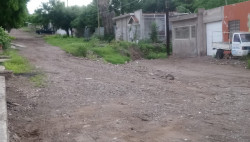 Calle Matías Rodríguez en mal estado y con basura