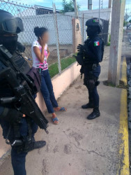 Elementos de la Policía Estatal salva la vida de mujer que intentaba arrojarse de puente