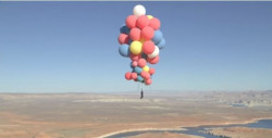 Vuela a 7,500 metros sobre el desierto atado de puros globos