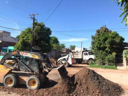 Ayuntamiento de Culiacán limpia y raspa calle