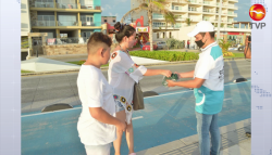 Entregan cubrebocas en el Malecón de Mazatlán
