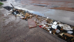 Después de las lluvias, las alcantarillas lucen con basura