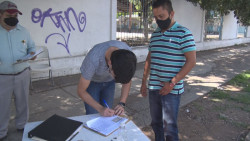 Gente enojada con los expresidentes llega a módulo a dejar su firma