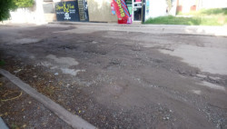 Calle República de Brasil con pavimento reventado