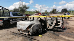 Localizan vehículo totalmente calcinado y con impacto de bala