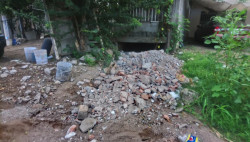 Basura y escombro en arroyo en la Amado Nervo